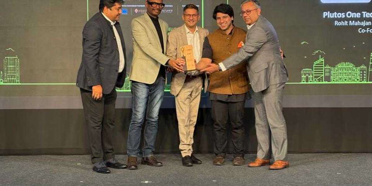 plutos ONE Wins 'Fintech Startup of the Year 2024' by Outlook Business: Redefining Innovation in India's 